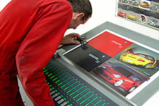 Offsetdrucker kontrolliert den Druckbogen.